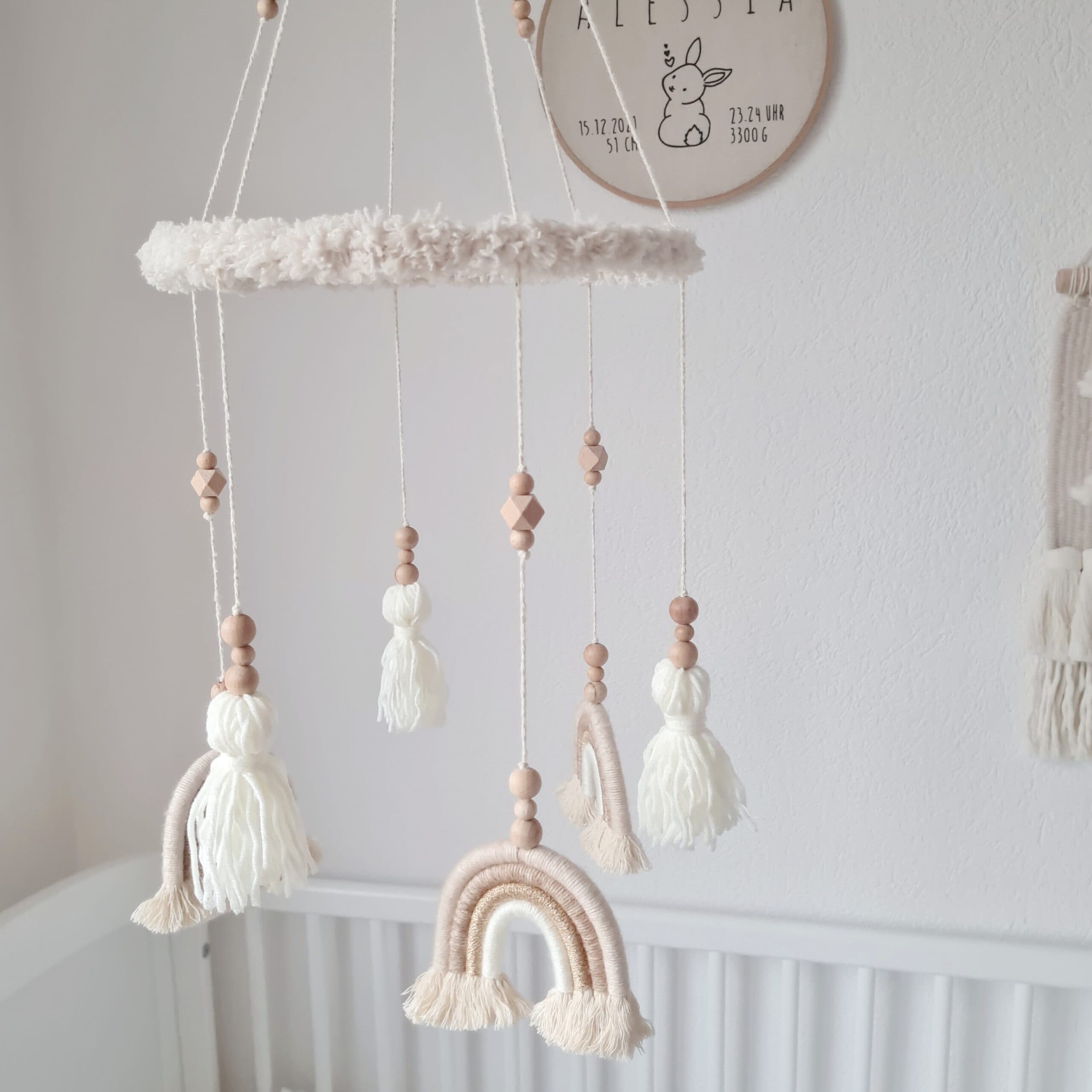Mobile "Boho" mit drei Regenbogen und Quasten 3