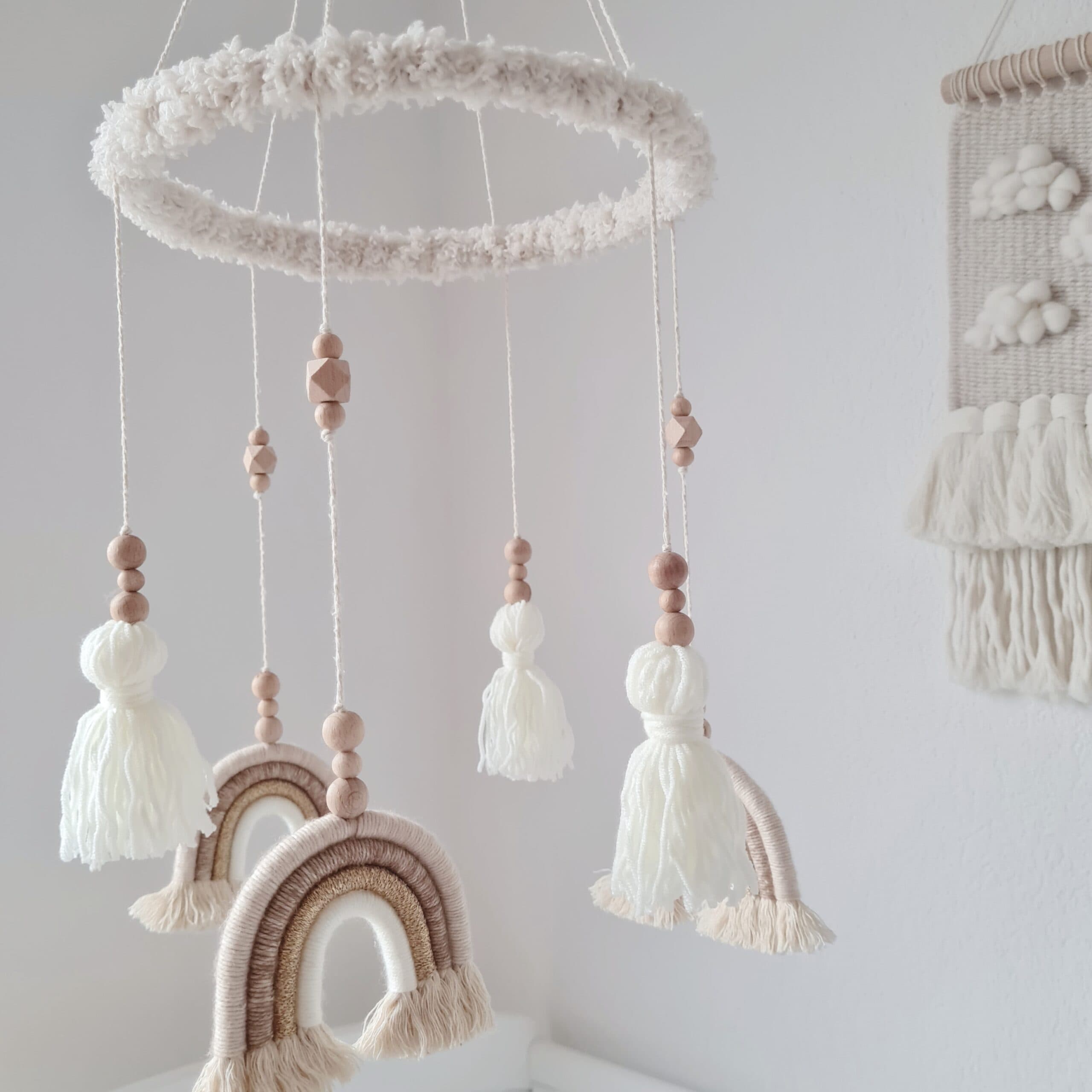 Mobile "Boho" mit drei Regenbogen und Quasten 2