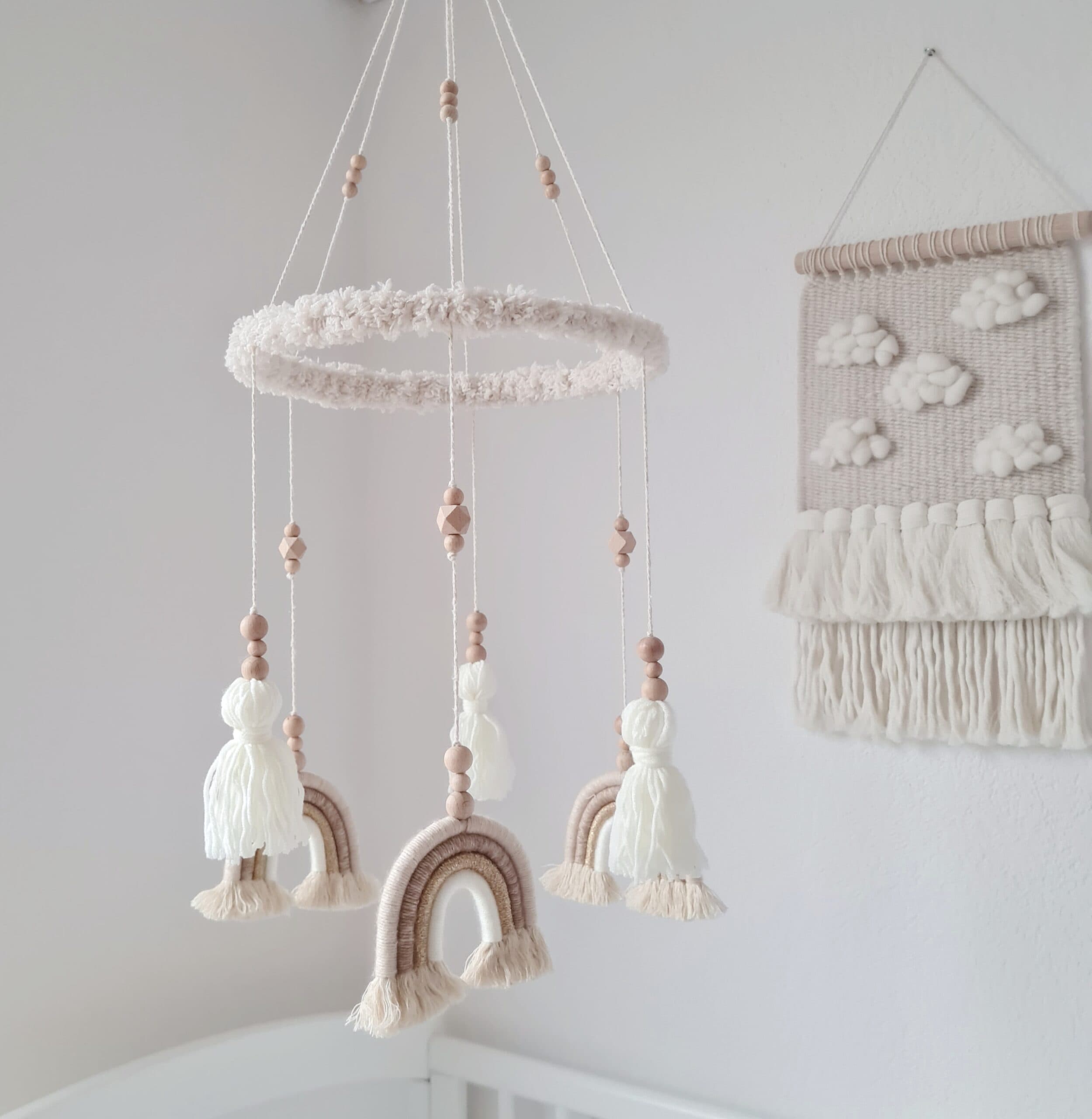 Mobile "Boho" mit drei Regenbogen und Quasten von Wunderdinge - Handgemacht in der Schweiz