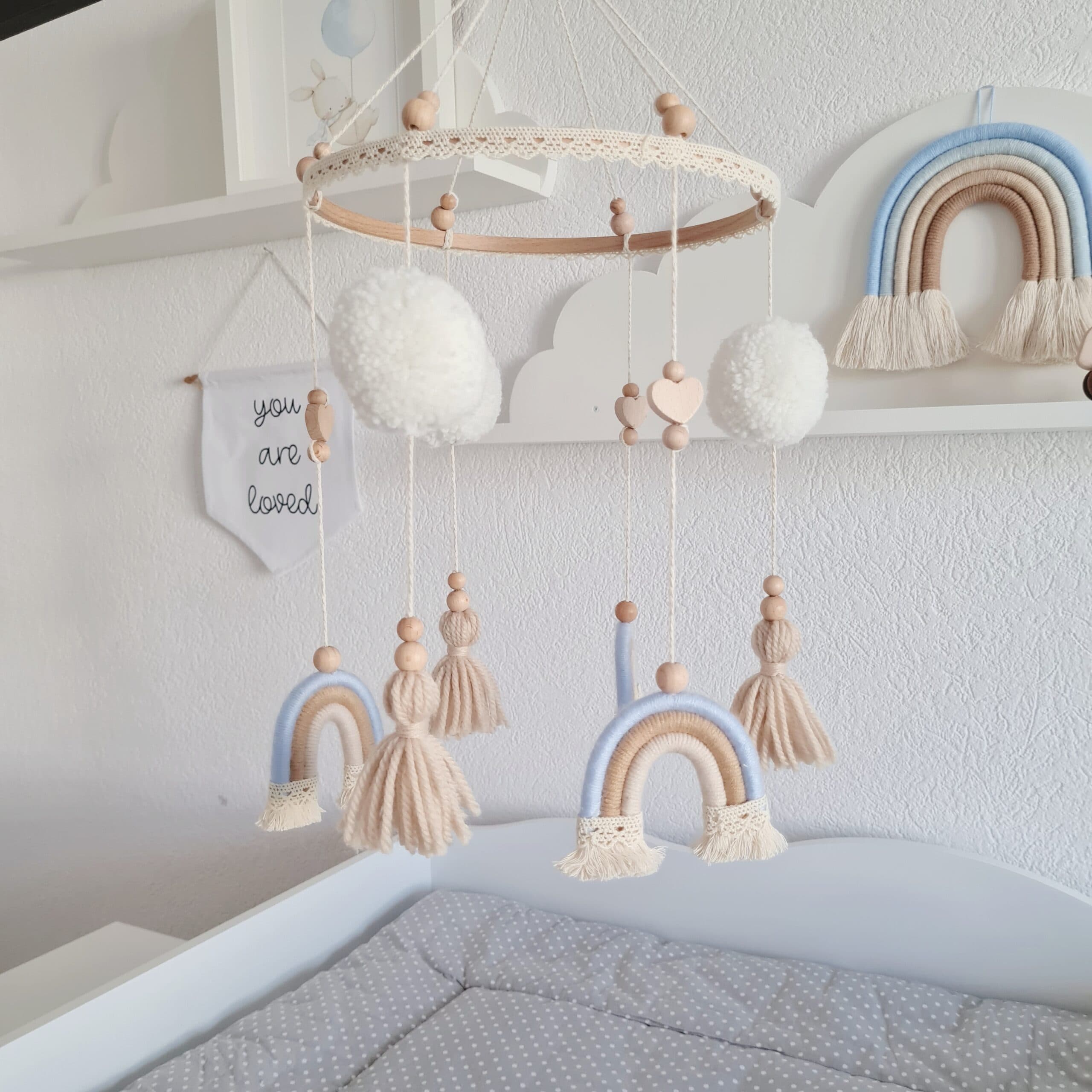 Mobile "Boho Blue" mit Regenbogen, Quasten und Pompoms von Wunderdinge - Handgemacht in der Schweiz