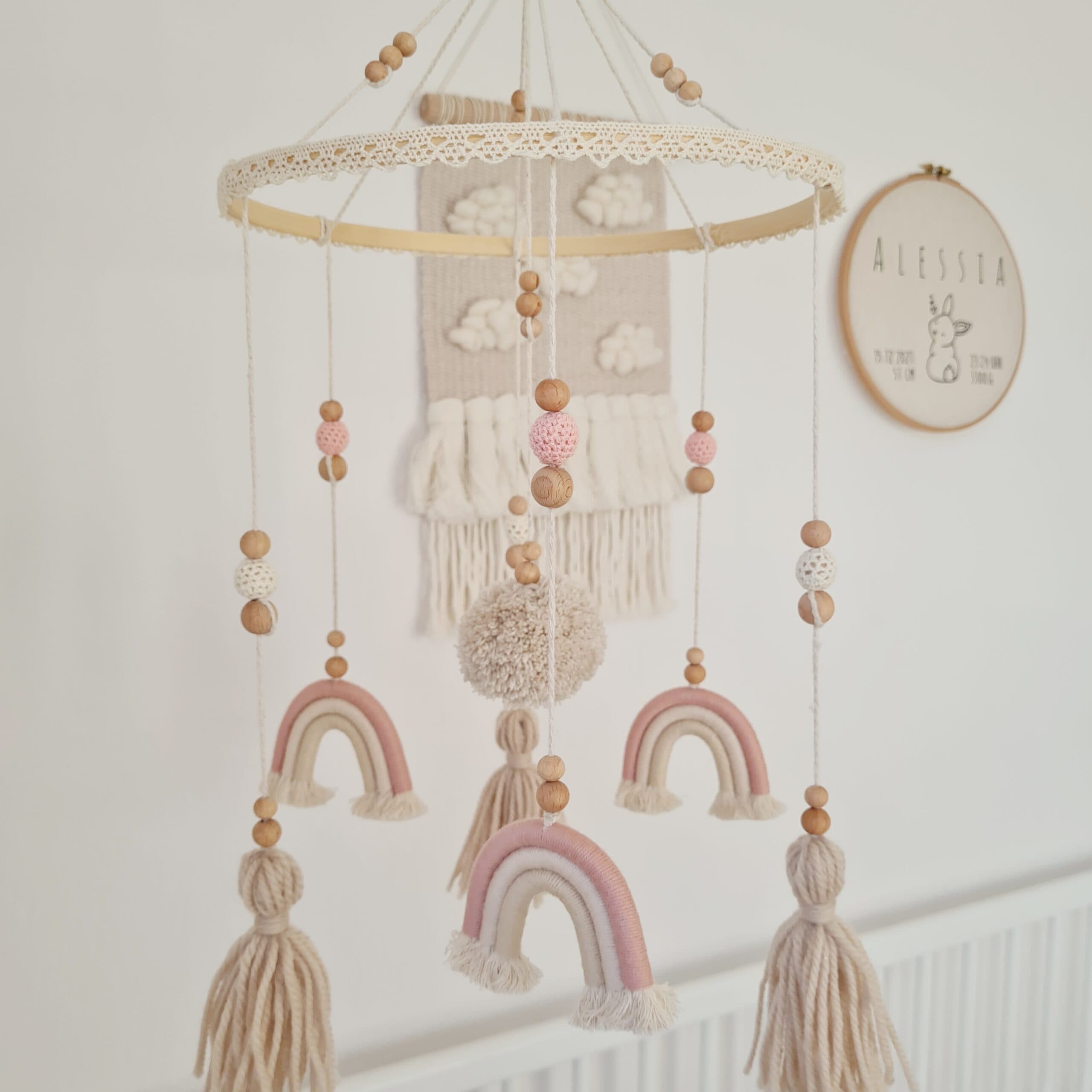 Mobile "Boho Rose" mit drei Regenbogen und Quasten 3