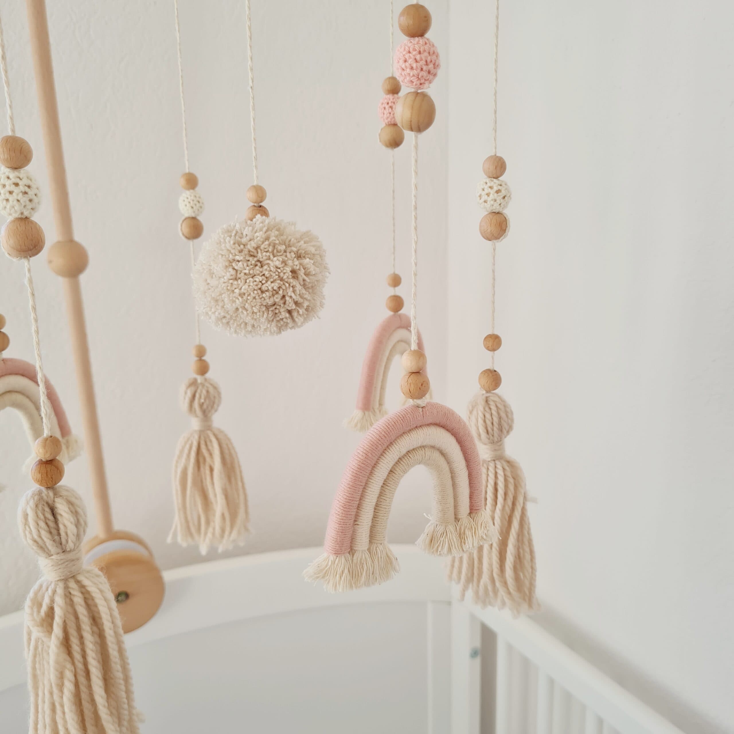 Mobile "Boho Rose" mit drei Regenbogen und Quasten 2