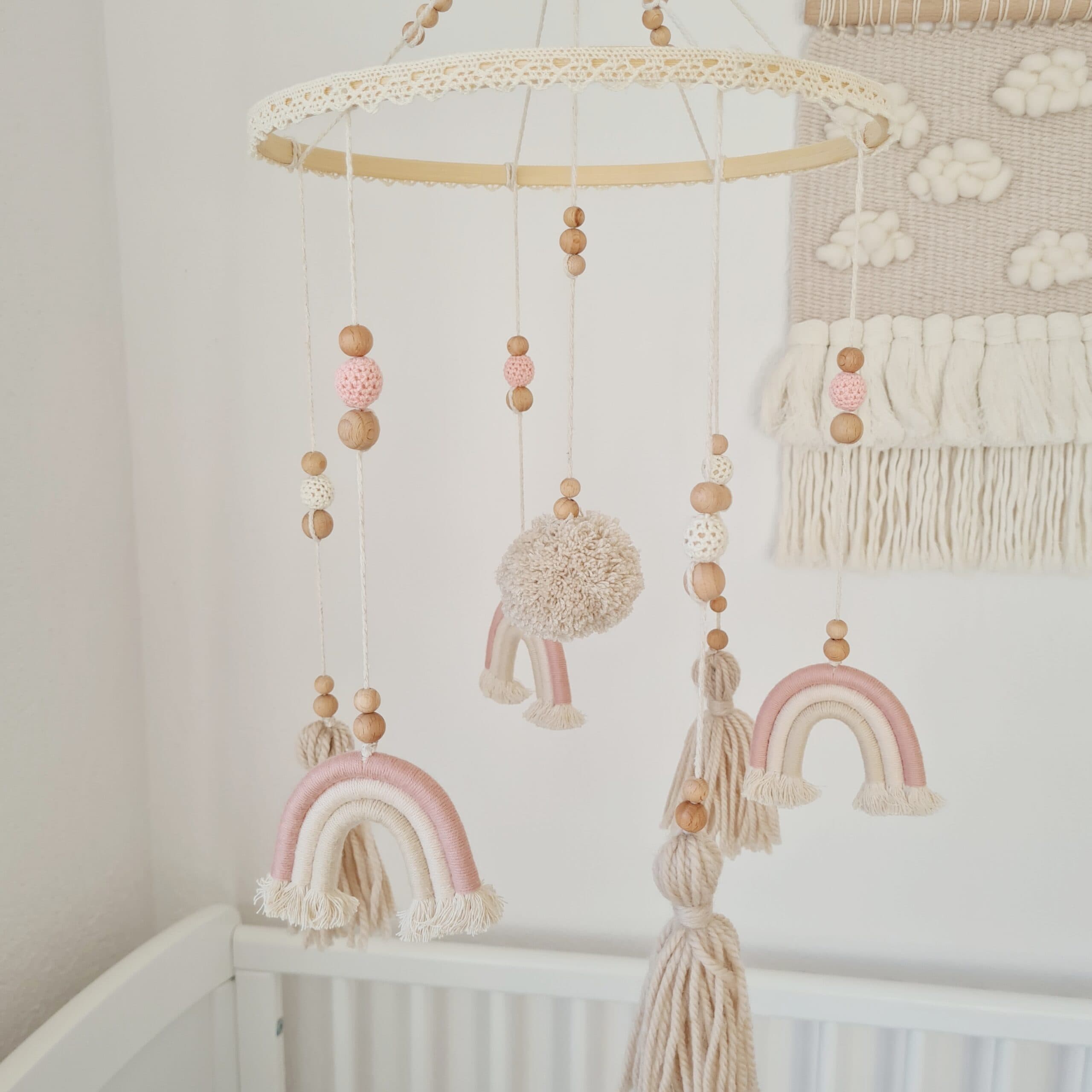 Mobile "Boho Rose" mit drei Regenbogen und Quasten von Wunderdinge - Handgemacht in der Schweiz