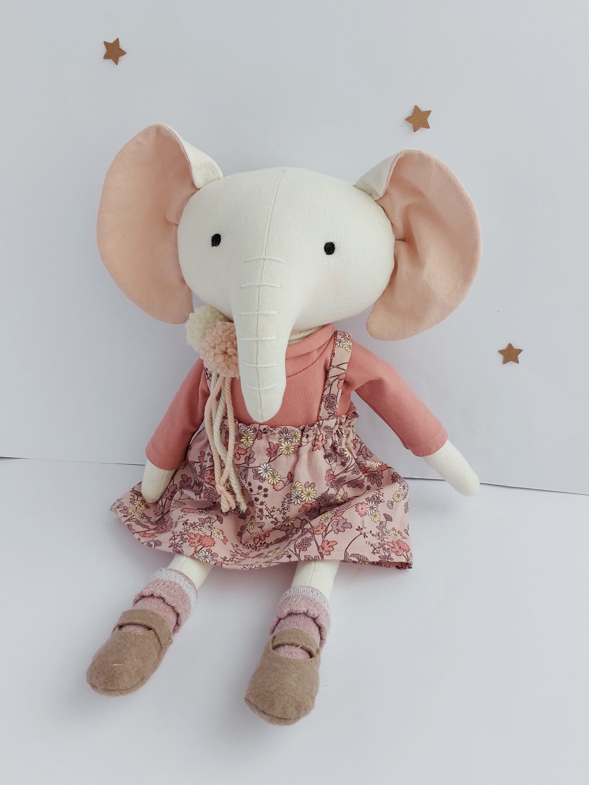 Wollweisse Elefantenpuppe mit floralem Jupe in Rosa 2