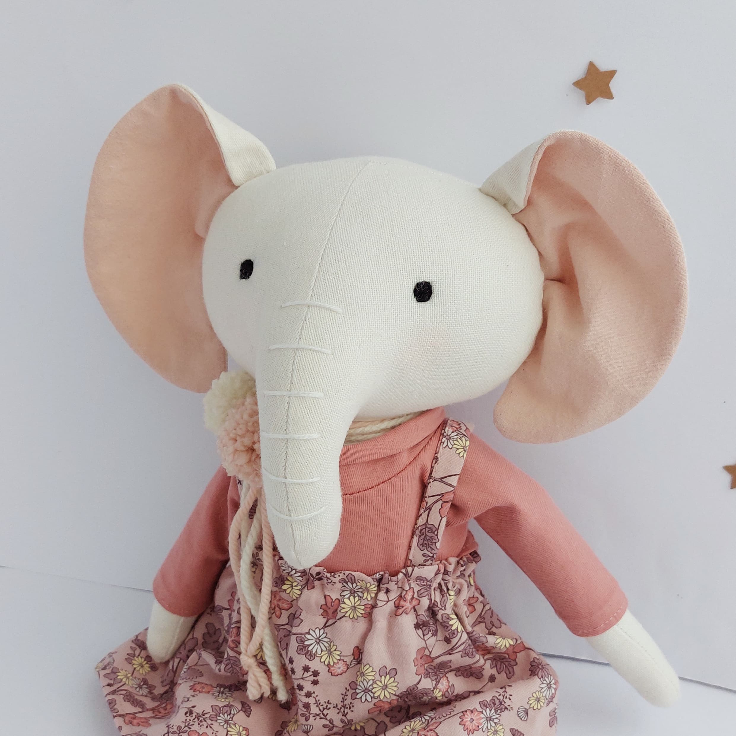 Wollweisse Elefantenpuppe mit floralem Jupe in Rosa 3