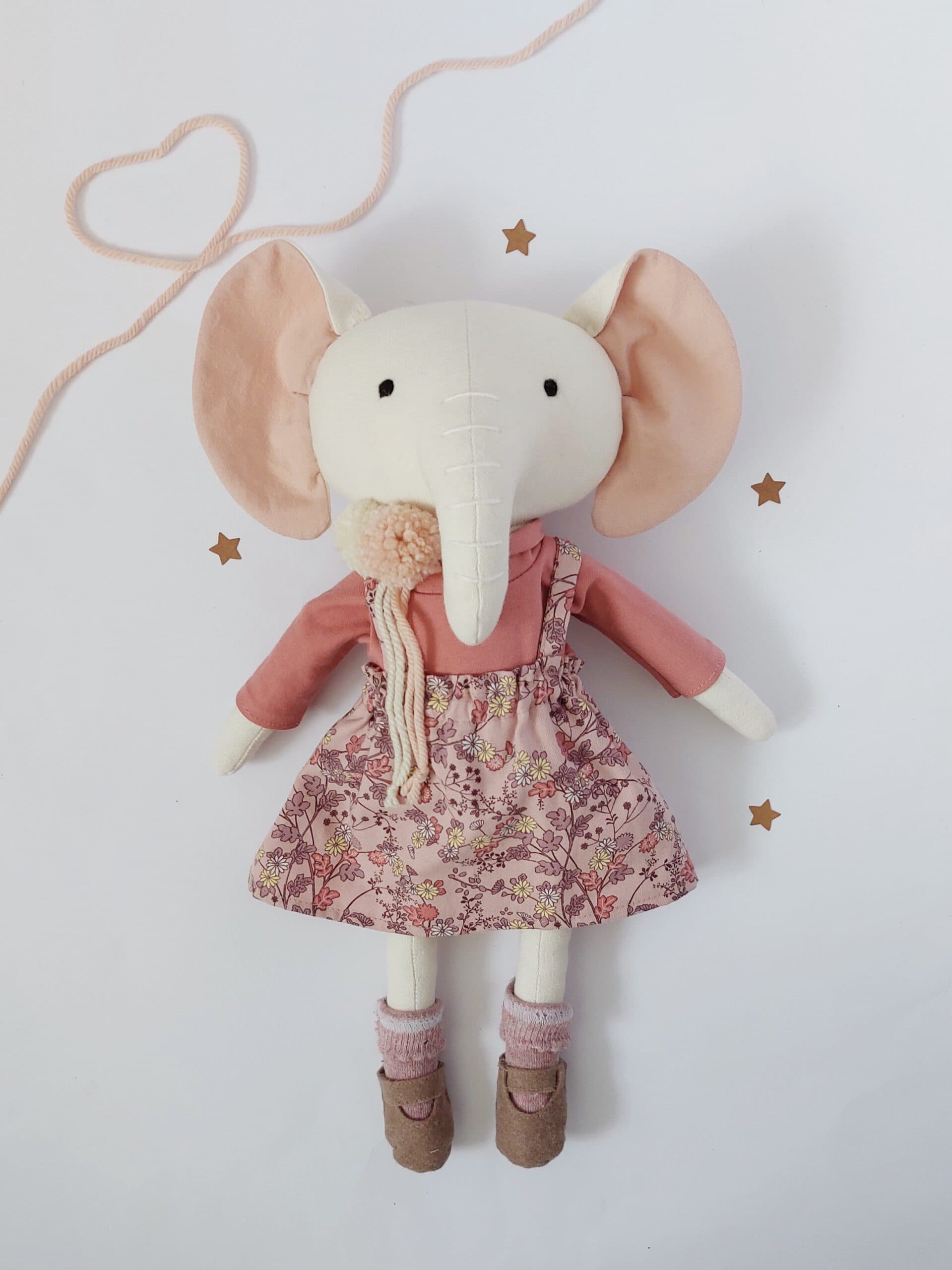 Wollweisse Elefantenpuppe mit floralem Jupe in Rosa von Soso - Handgemacht in der Schweiz
