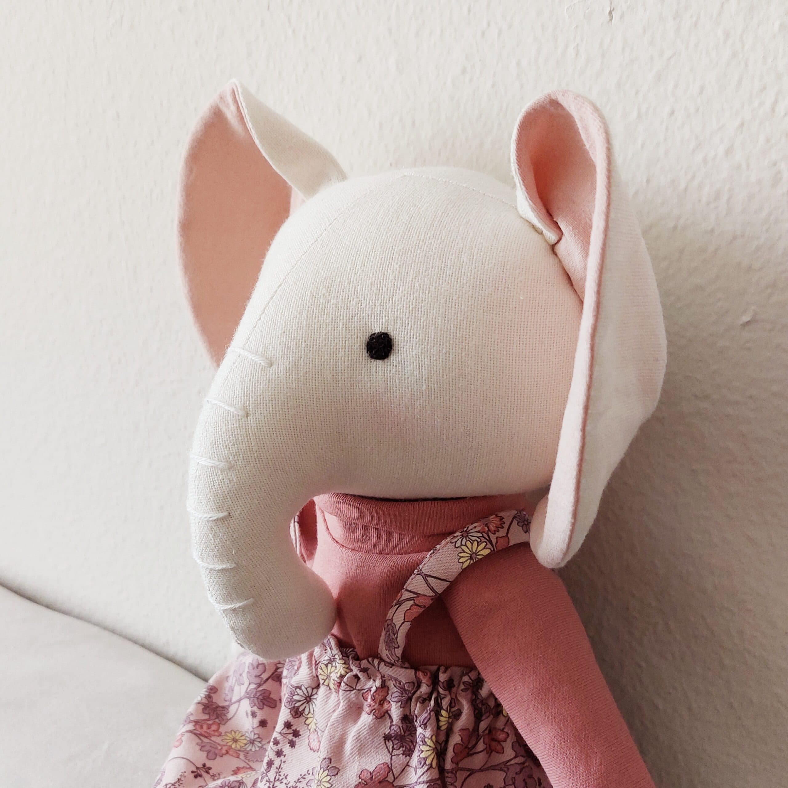 Wollweisse Elefantenpuppe mit floralem Jupe in Rosa 4