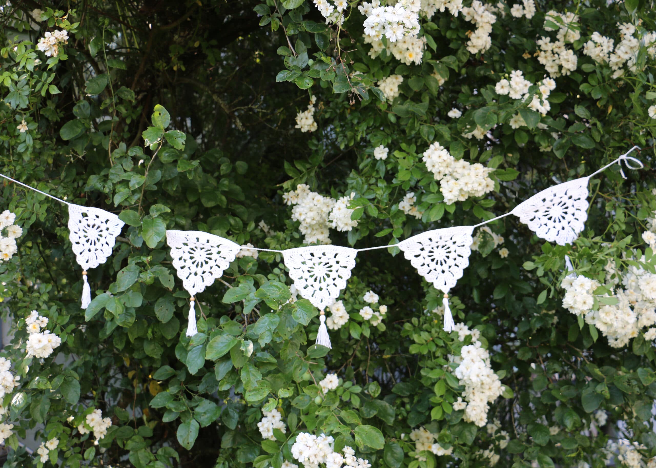 WIMPELGIRLANDE weiss von MoMo Creation - Handgemacht in der Schweiz