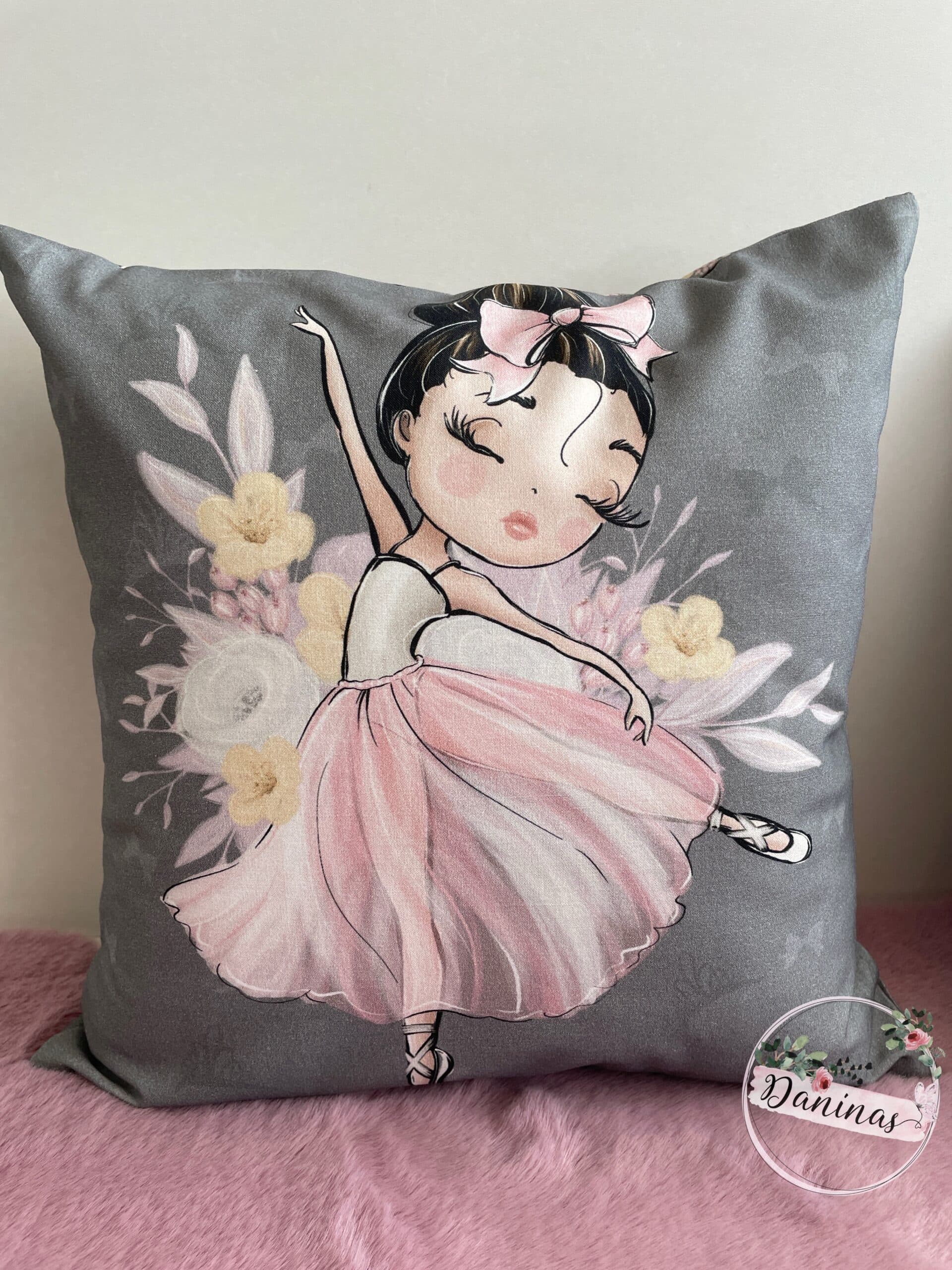 Kuschelkissen kleine Ballerina von Daninas.ch - Handgemacht in der Schweiz