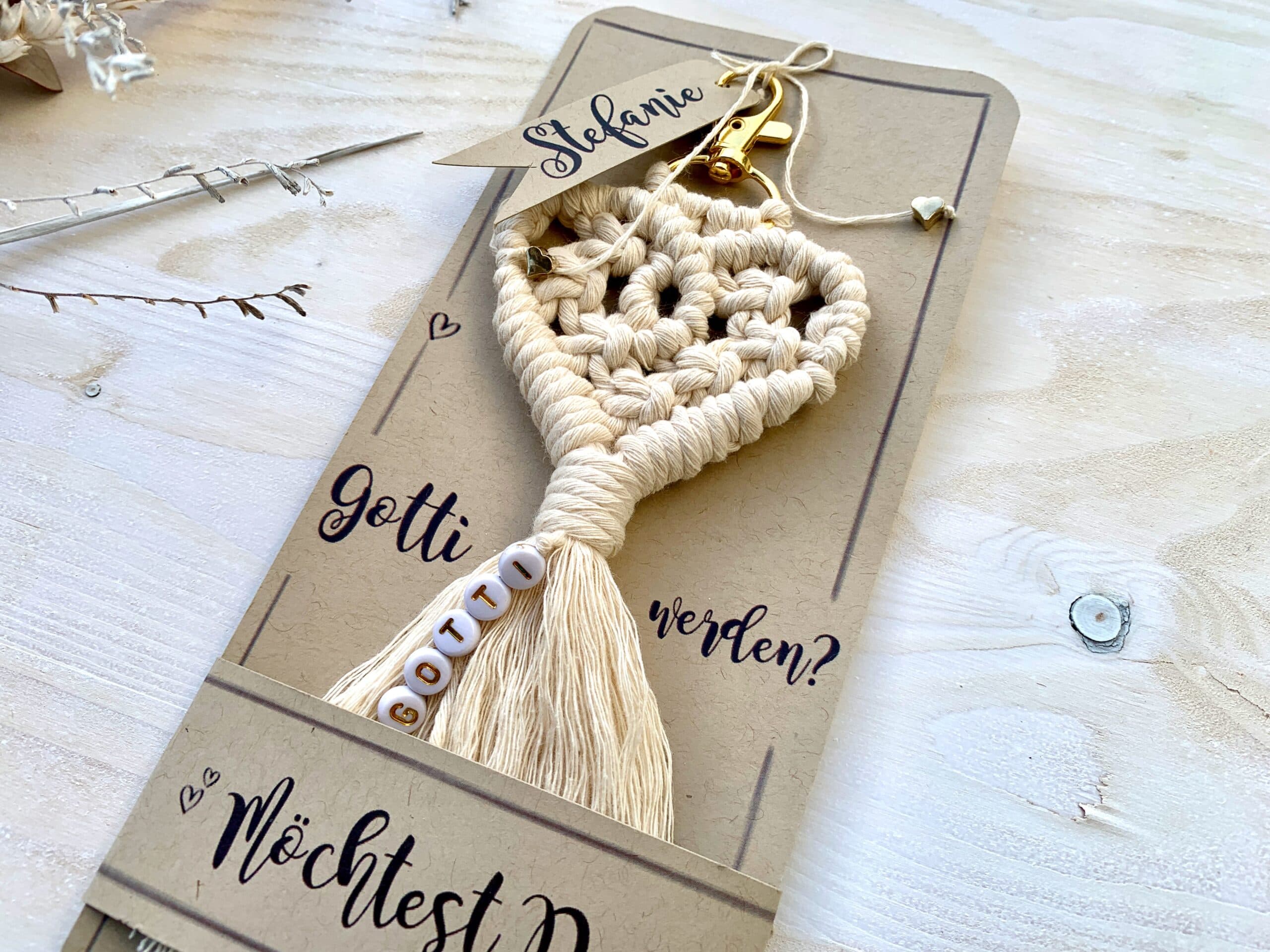 Schwangerschaft verkünden Gotti fragen mit Makramee-Herz Taschenbaumler Schlüsselanhänger in creme mit PERLEN von MANNIGFALTIG - Handgemacht in der Schweiz