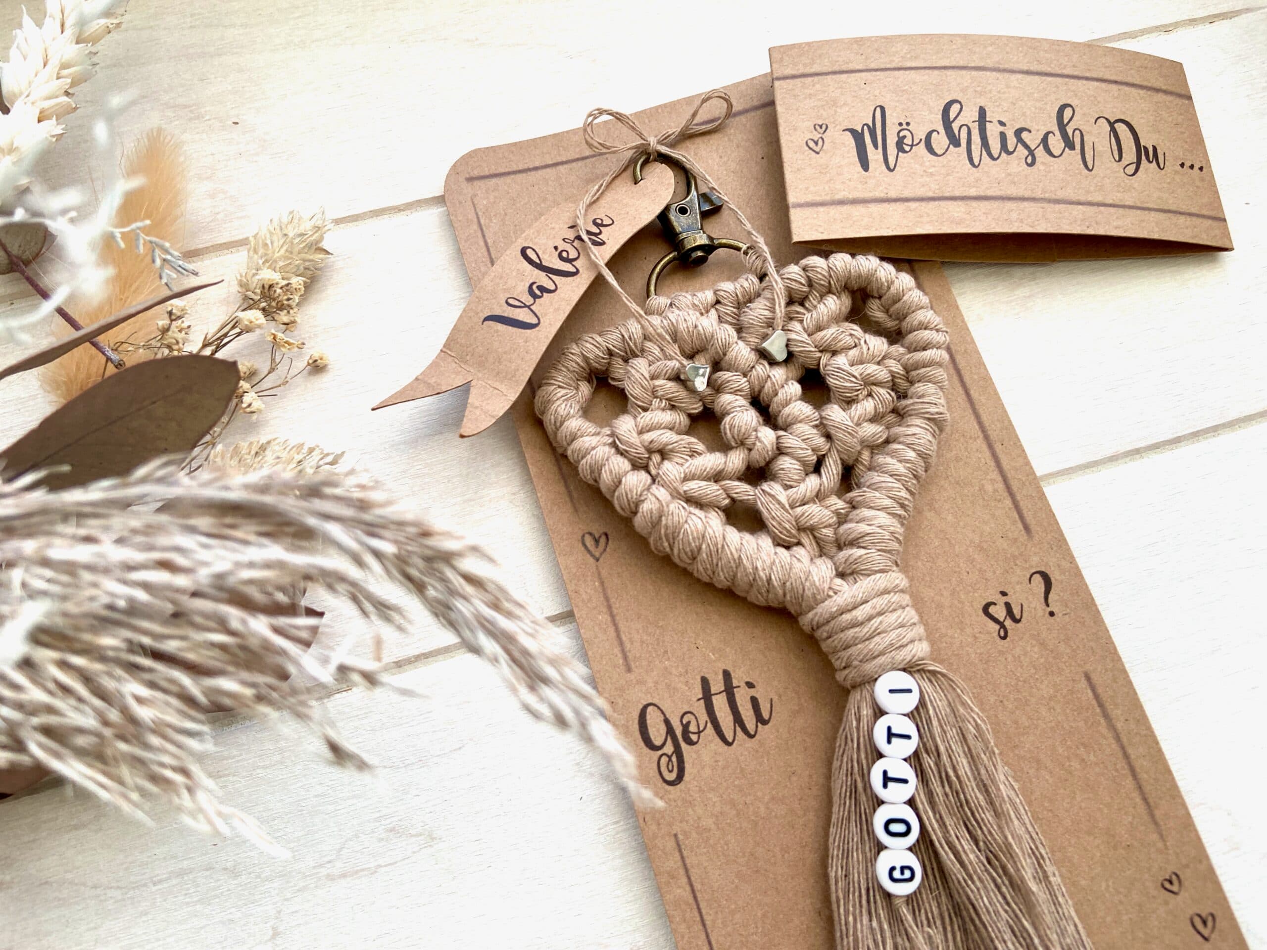 Schwangerschaft verkünden Gotti fragen mit Makramee-Herz Taschenbaumler Schlüsselanhänger in taupe mit PERLEN von MANNIGFALTIG - Handgemacht in der Schweiz