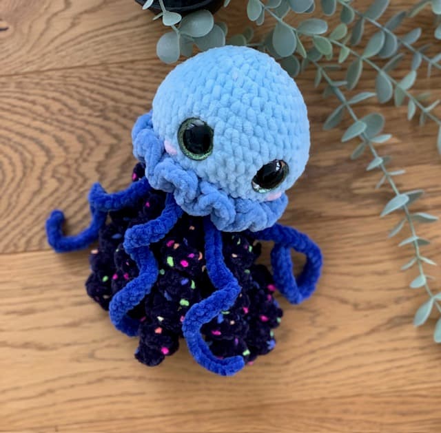 Jellyfish "Ruby" von BellaRubyCrochet - Handgemacht in der Schweiz