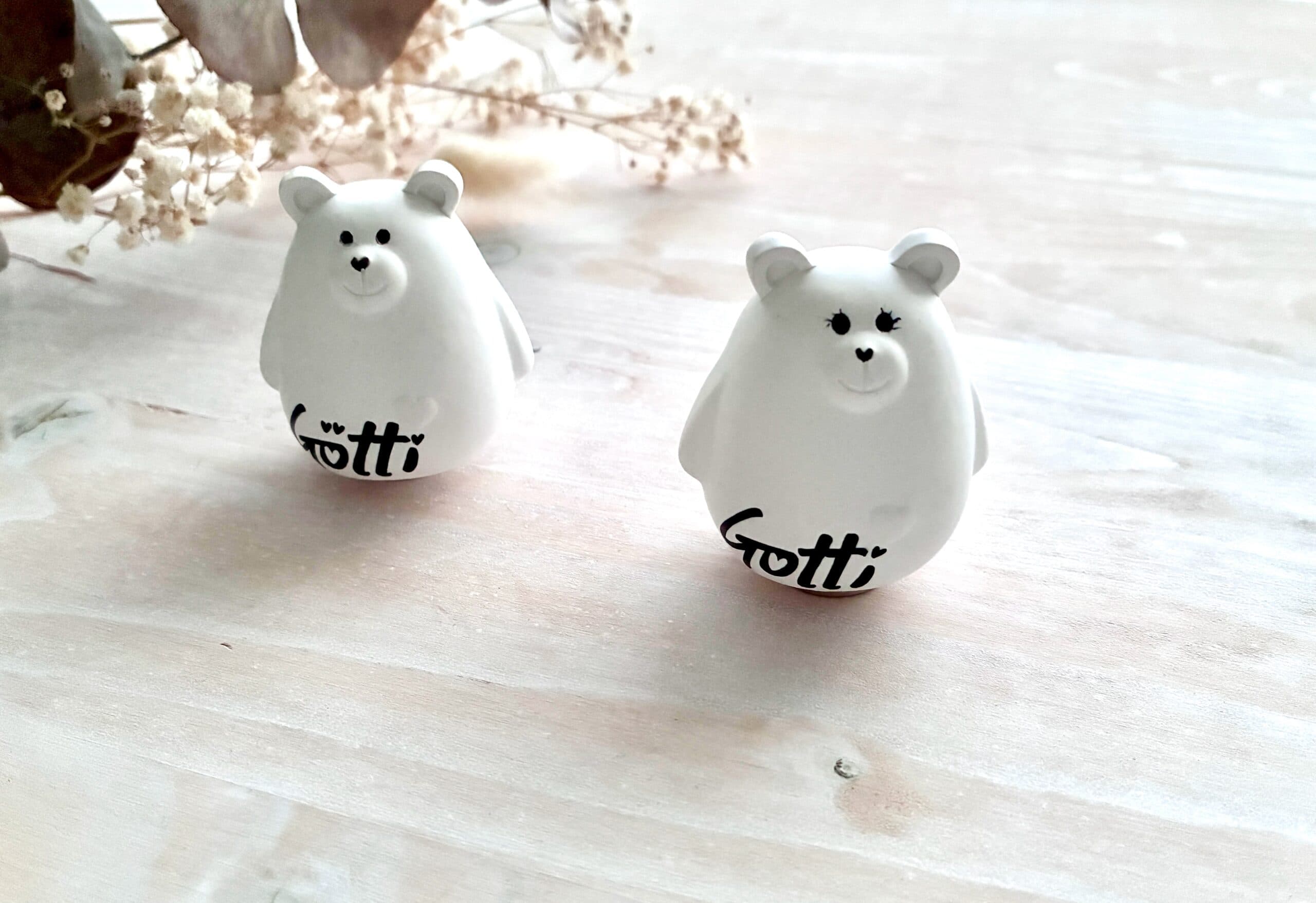 Gotti oder Götti Bär – kleines Geschenk &amp; Babyzimmer Deko – handgemacht in der Schweiz von MANNIGFALTIG - Handgemacht in der Schweiz