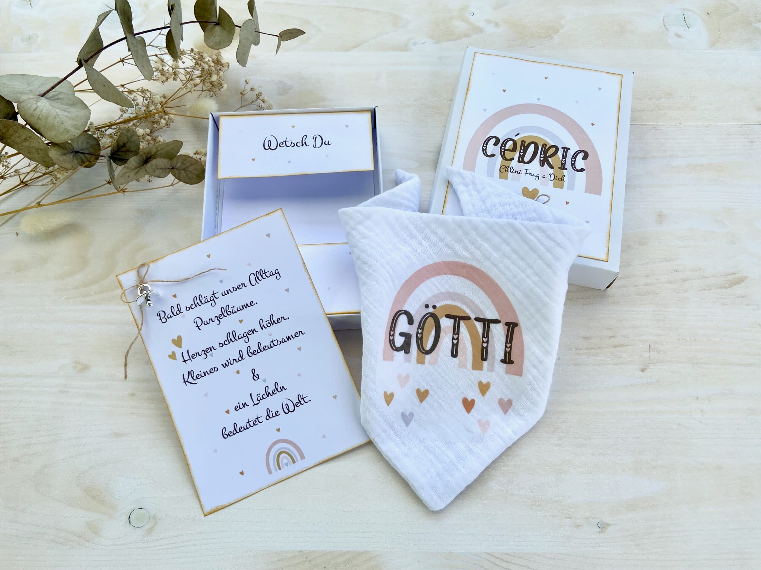 Süsse weisse Gotti/Götti Frage-Box mit personalisiertem Namen & Lätzchen – Die perfekte Überraschung zur Schwangerschaftsverkündung! von MANNIGFALTIG - Handgemacht in der Schweiz