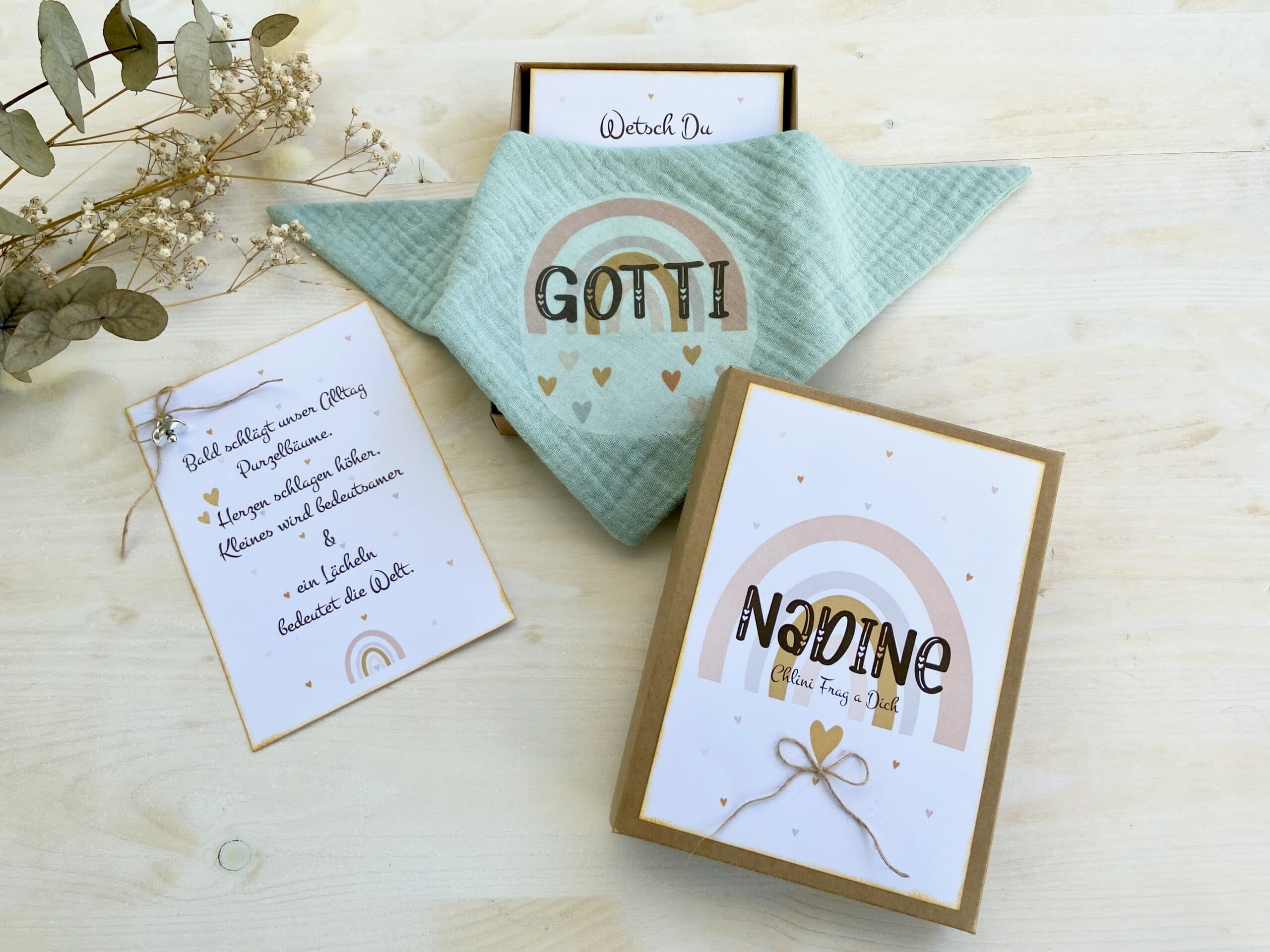 Süsse braune Gotti Götti Frage-Box mit personalisiertem Namen & Lätzchen – Die perfekte Überraschung zur Schwangerschaftsverkündung! von MANNIGFALTIG - Handgemacht in der Schweiz