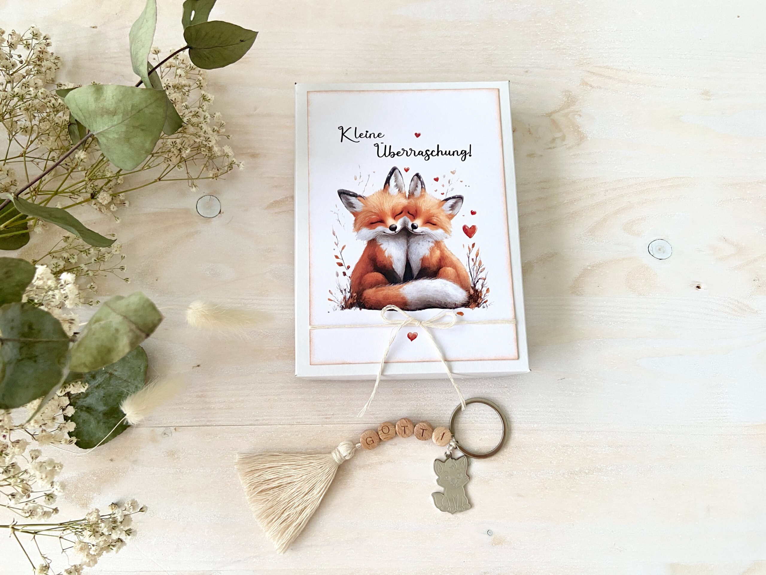 Schwangerschaft verkünden – Geschenkbox für zukünftige Gotti mit Schlüsselanhänger aus Holzperlen & Fuchs - Charm im Boho-Stil von MANNIGFALTIG - Handgemacht in der Schweiz