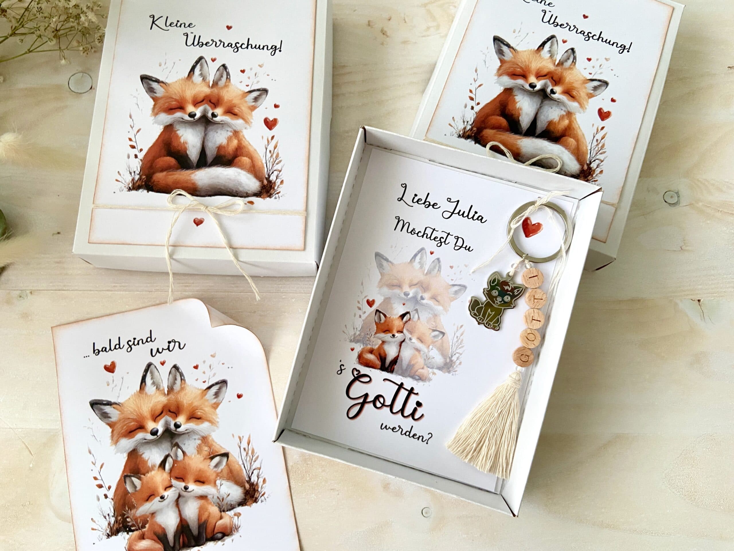 Zwillingsschwangerschaft verkünden – 2 Geschenkschachteln für Gotti, Schlüsselanhänger mit Holzperlen & Fuchs-Charm im Boho-Stil von MANNIGFALTIG - Handgemacht in der Schweiz