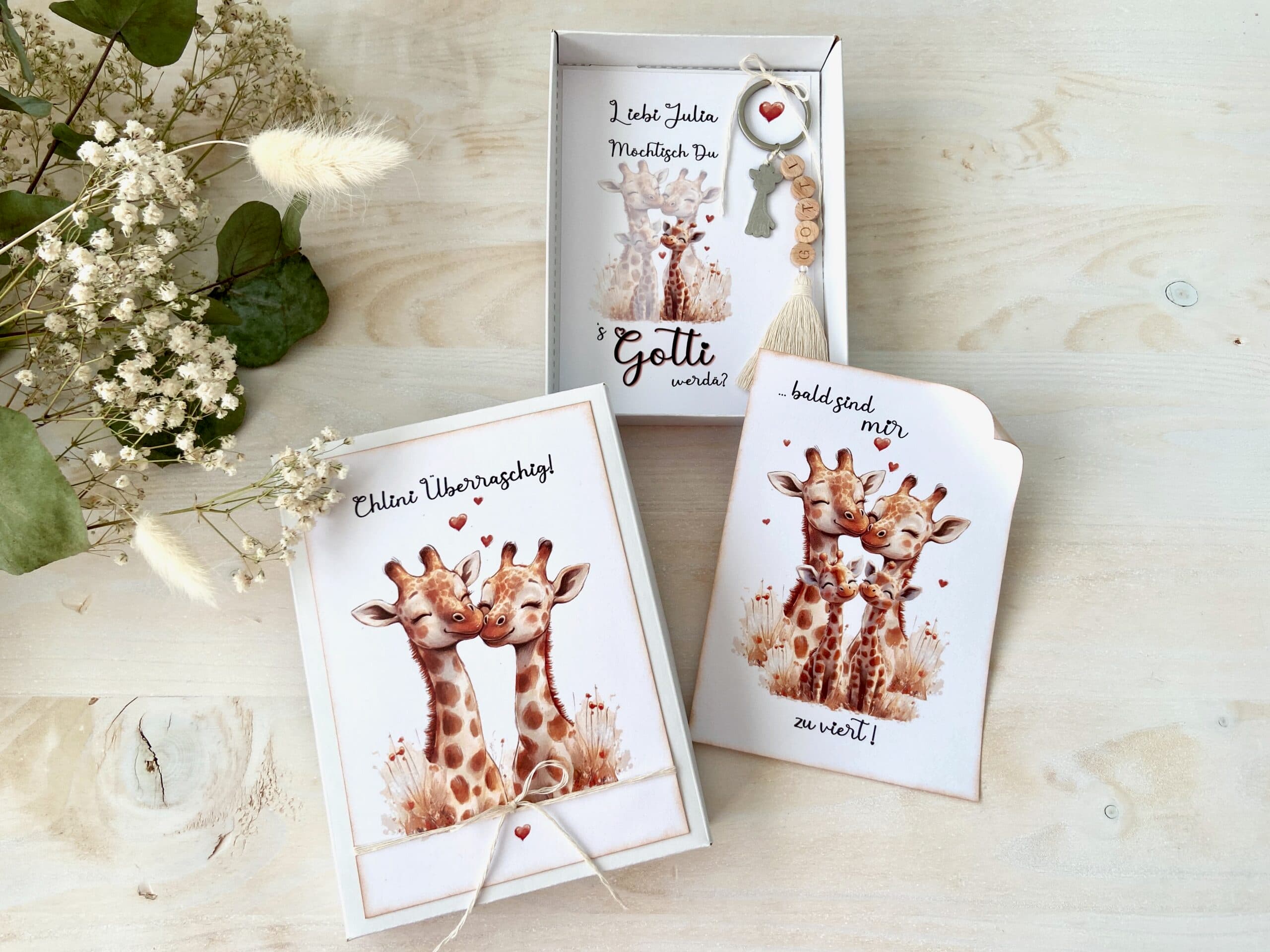 Schwangerschaft verkünden – Geschenkbox für zukünftige Gotti mit Schlüsselanhänger aus Holzperlen & Giraffen-Charm im Boho-Stil von MANNIGFALTIG - Handgemacht in der Schweiz