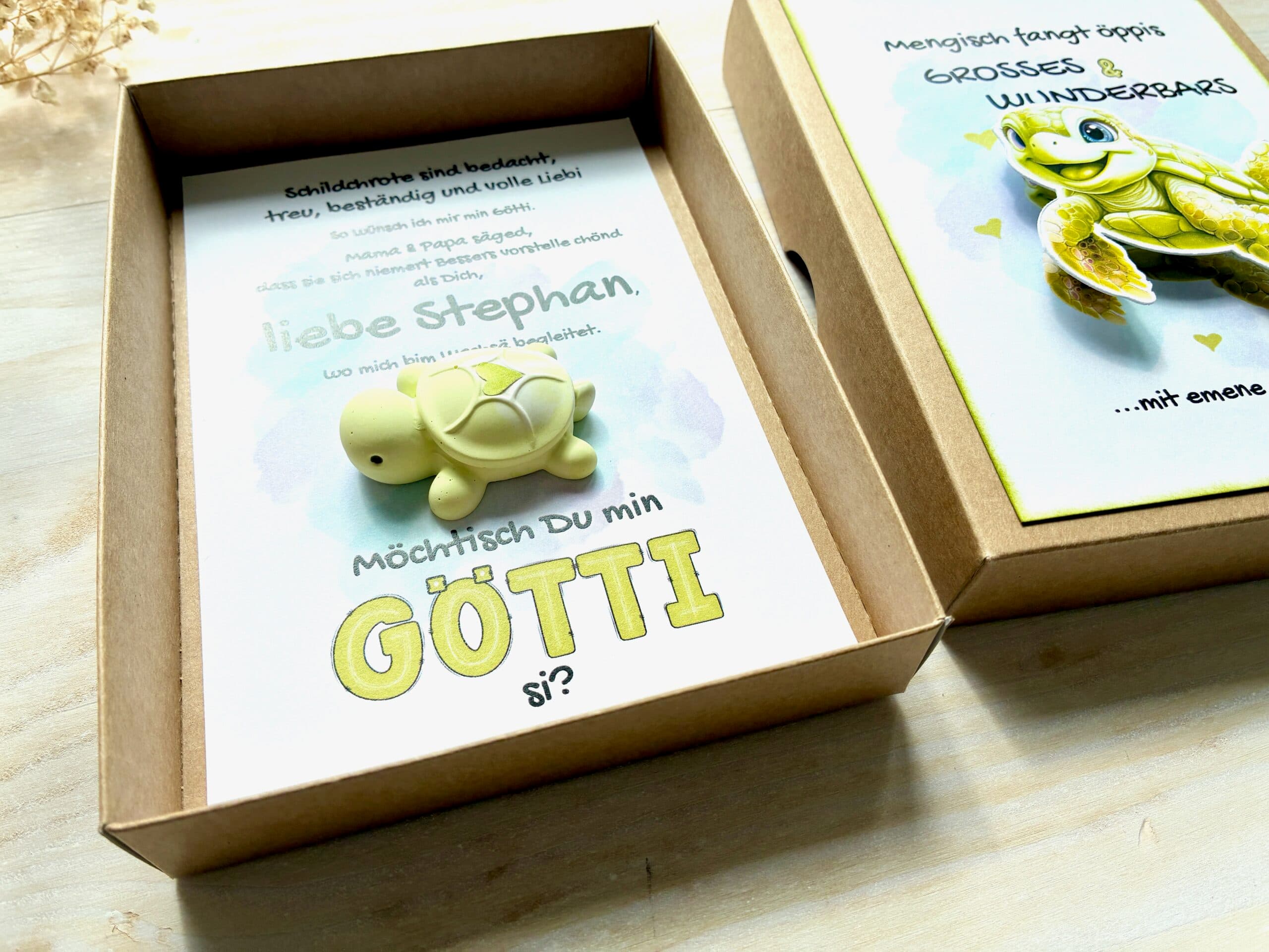 Gotti fragen und Götti fragen, Schildkröten - Geschenkschachtel braune, Schwangerschaft verkünden, Ankündigung, personalisiert von MANNIGFALTIG - Handgemacht in der Schweiz