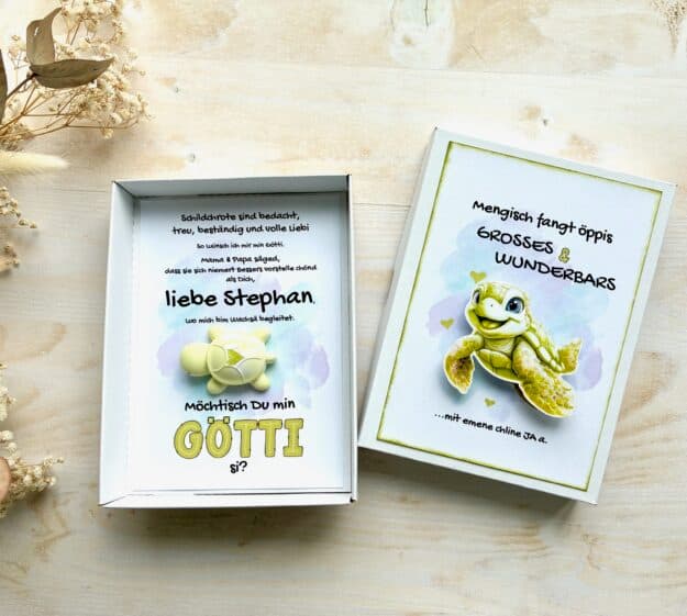 Gotti fragen und Götti fragen, Schildkröten - Geschenkschachtel weiss, Schwangerschaft verkünden, Ankündigung, personalisiert von MANNIGFALTIG - Handgemacht in der Schweiz