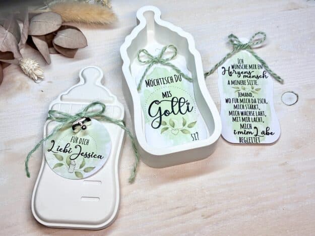 Gotti / Götti fragen Geschenk | Handgegossene Babyflasche | Persönliche Frage vom Baby | Mundart & Hochdeutsch von MANNIGFALTIG - Handgemacht in der Schweiz