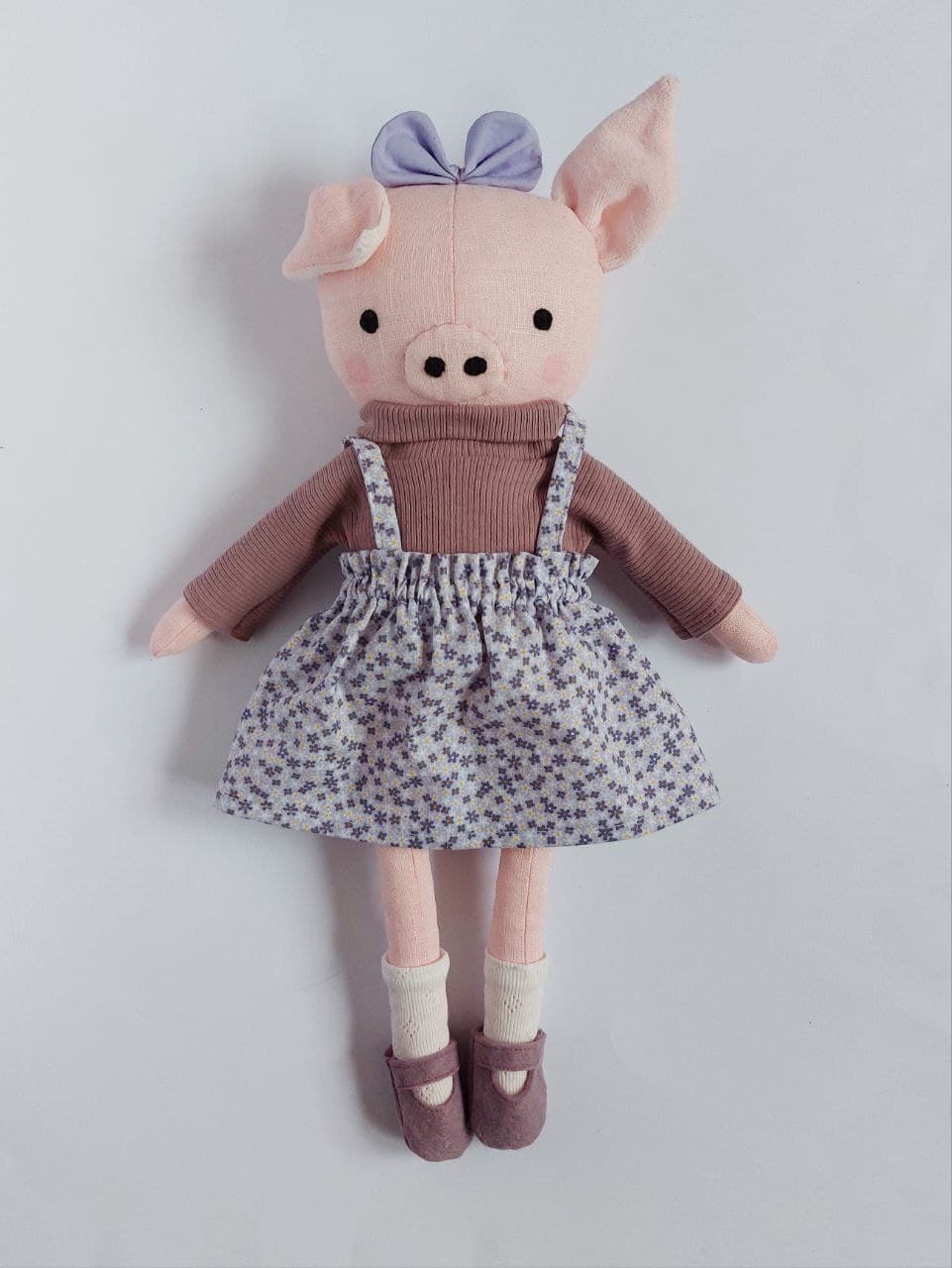 Schweinchenpuppe mit Pulli und Rock von Soso - Handgemacht in der Schweiz