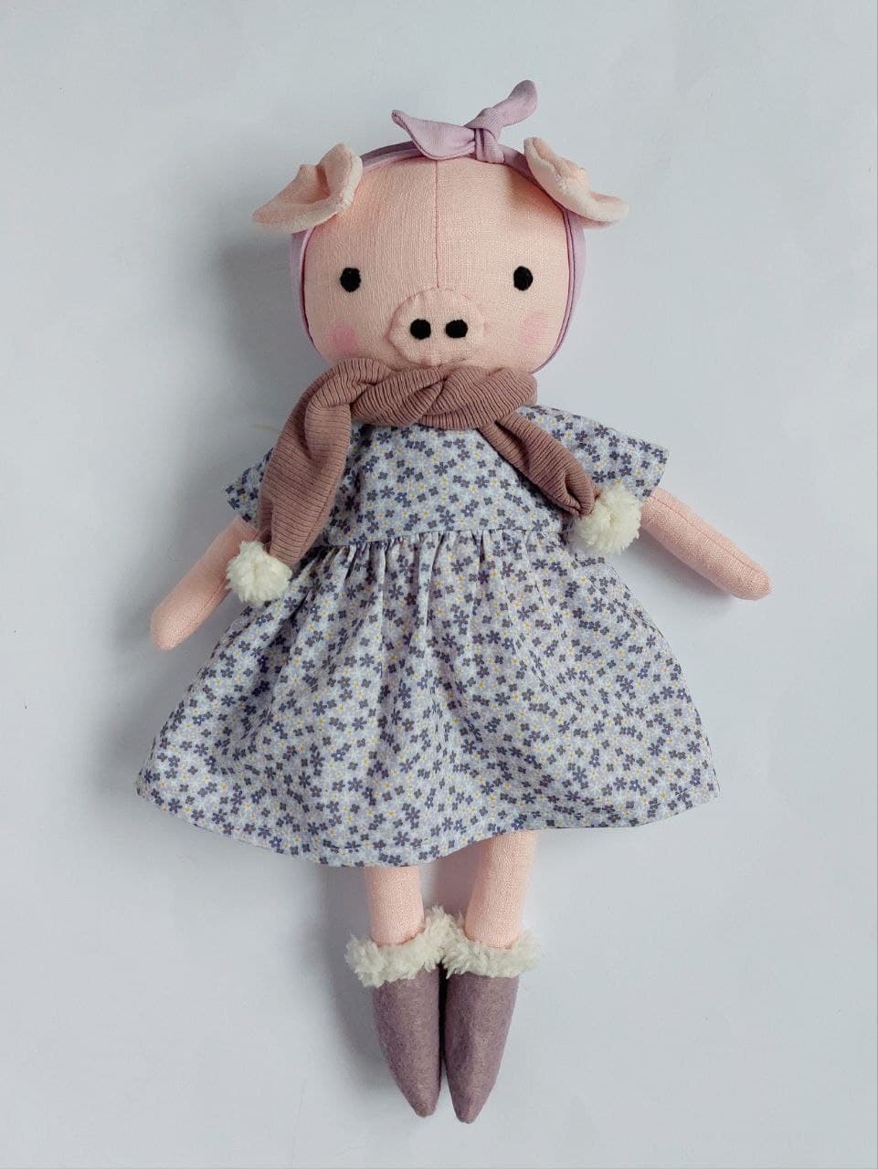 Schweinchenpuppe mit Kleid lila von Soso - Handgemacht in der Schweiz
