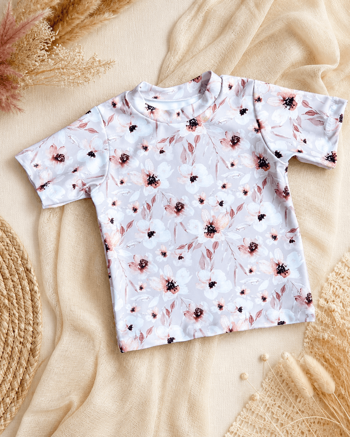 UPF 50+ kurzarm Badeshirt Blumen beige (Gr. 86/92) von LEOLA KIDS by Andrea Dörig - Handgemacht in der Schweiz