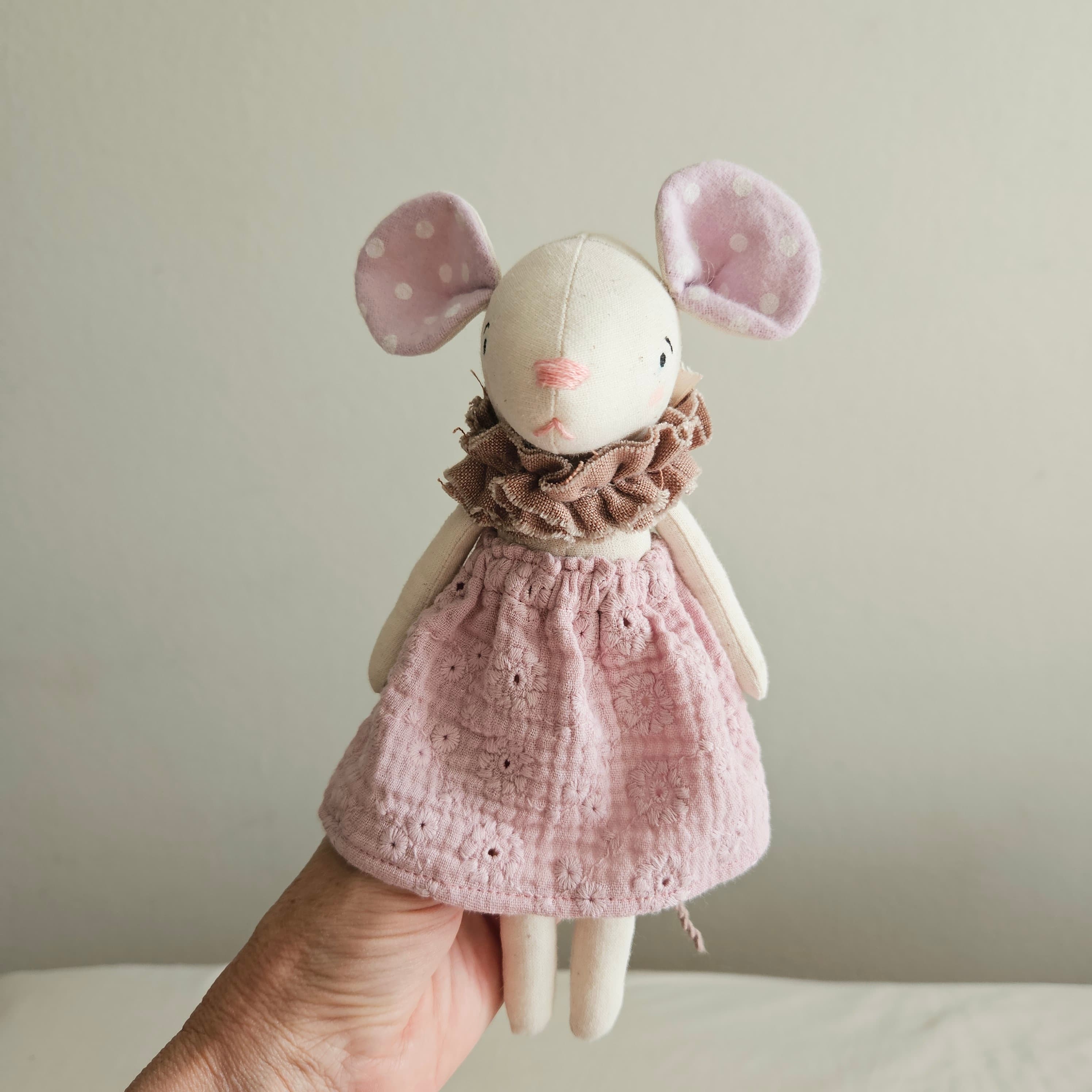 Maus Puppe 22cm weiss natur mit Rock und Halskrause