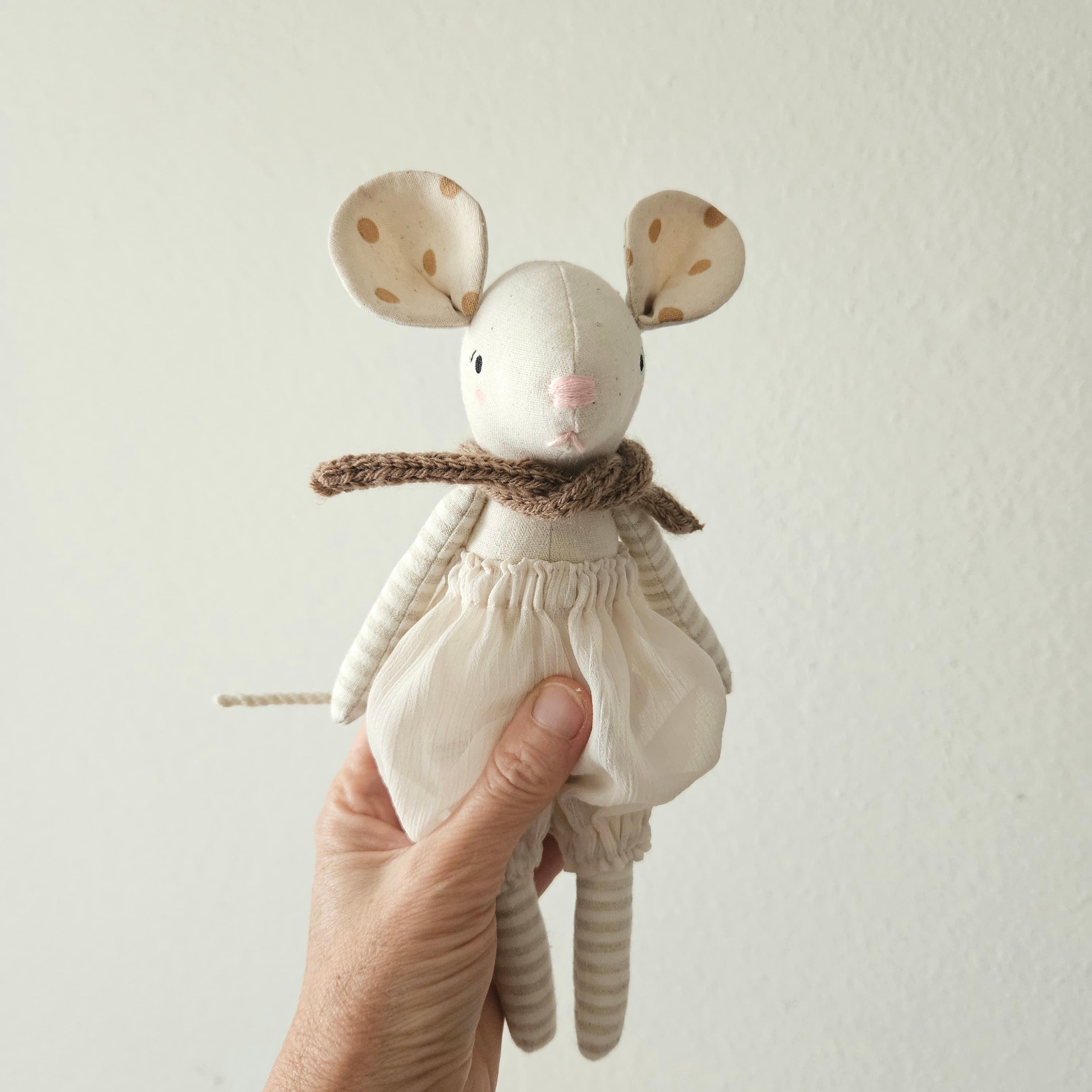 Maus Puppe 22cm weiss natur mit Pumphose und Schal von Soso - Handgemacht in der Schweiz