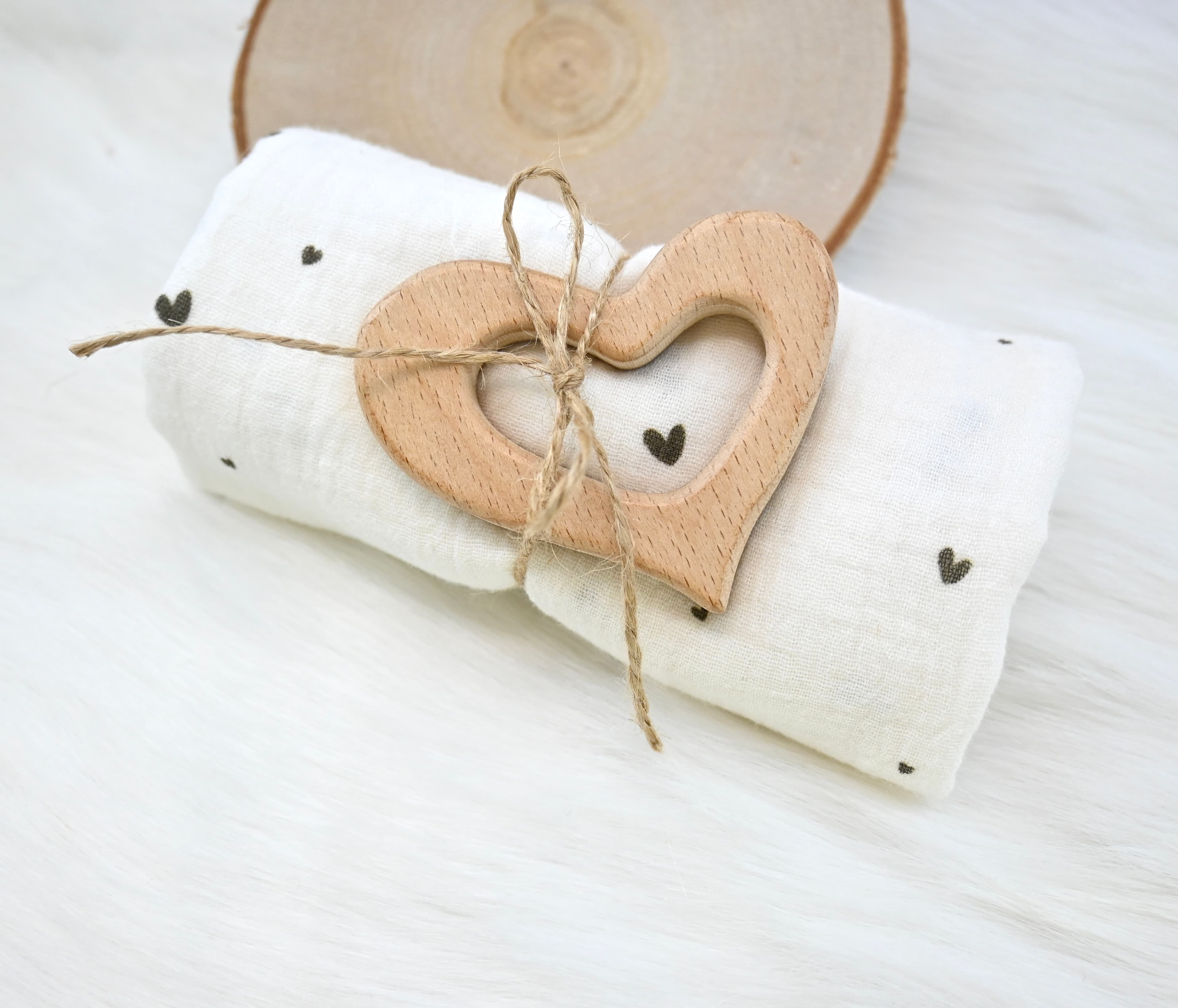 Nuscheli "little hearts" (mit Holz-Beissanhänger) von wärtvoll handmade - Handgemacht in der Schweiz