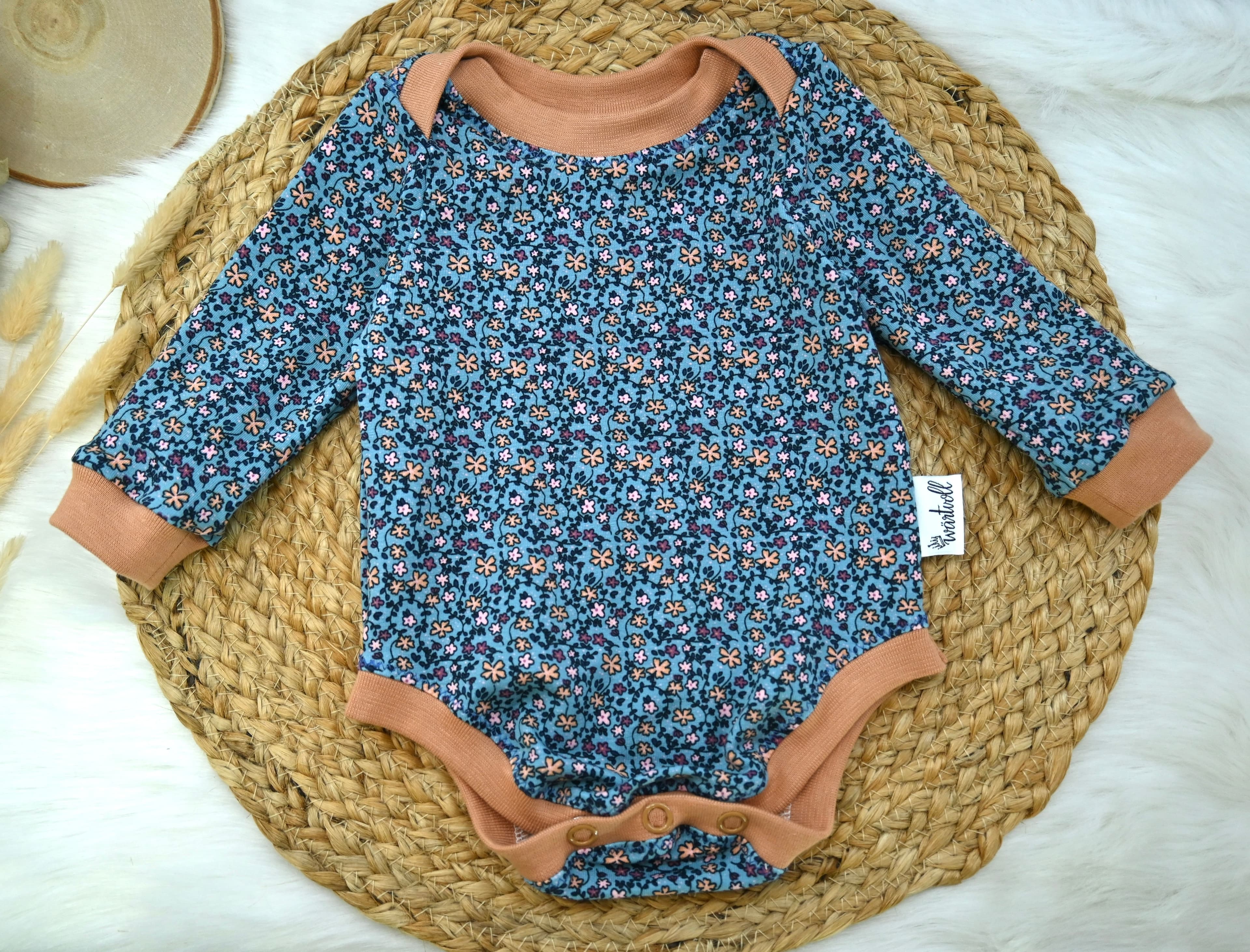 Body "flowers blau", Gr. 62 von wärtvoll handmade - Handgemacht in der Schweiz
