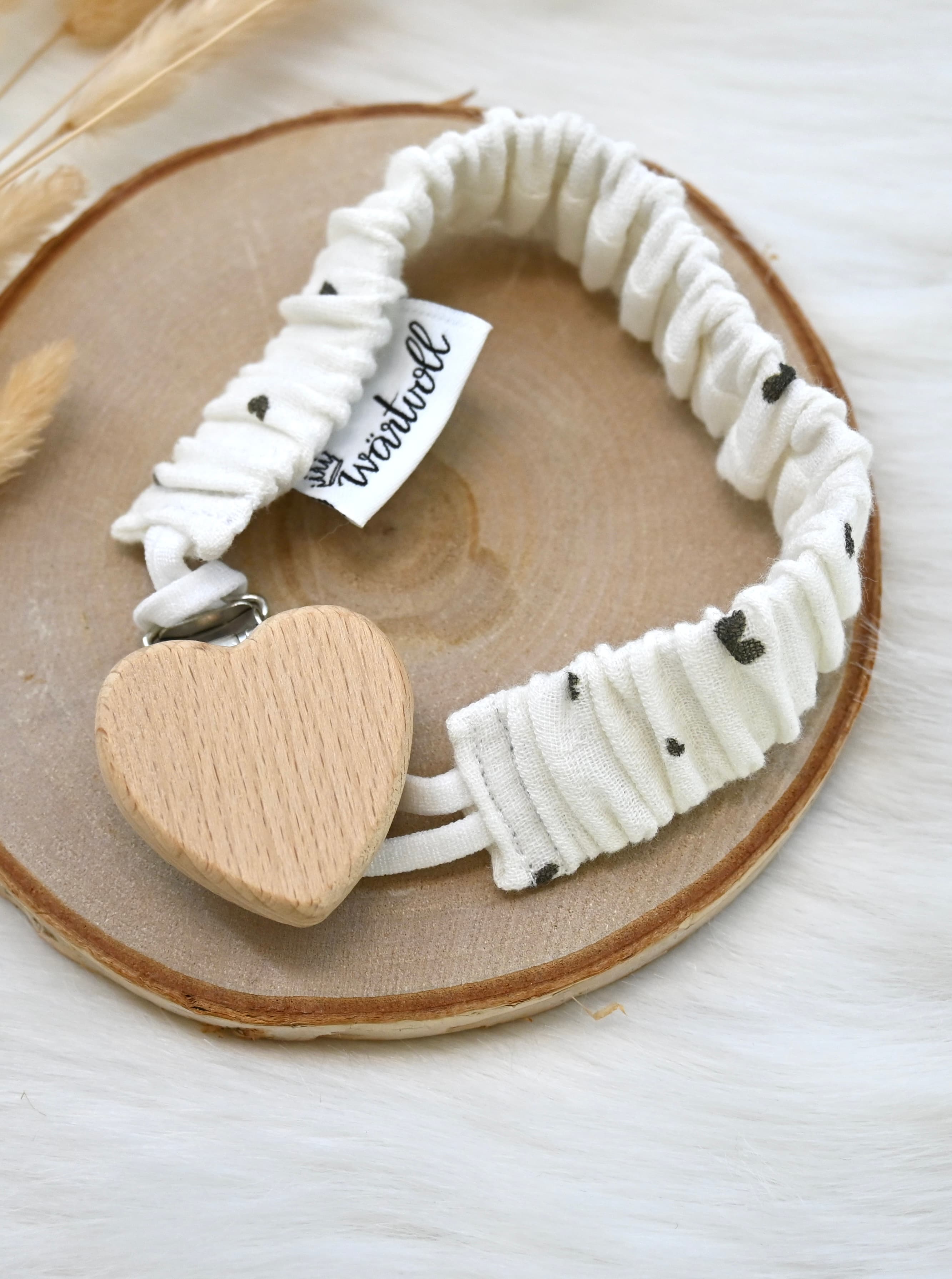Nuggiband / Schnullerband „heart“ von wärtvoll handmade - Handgemacht in der Schweiz