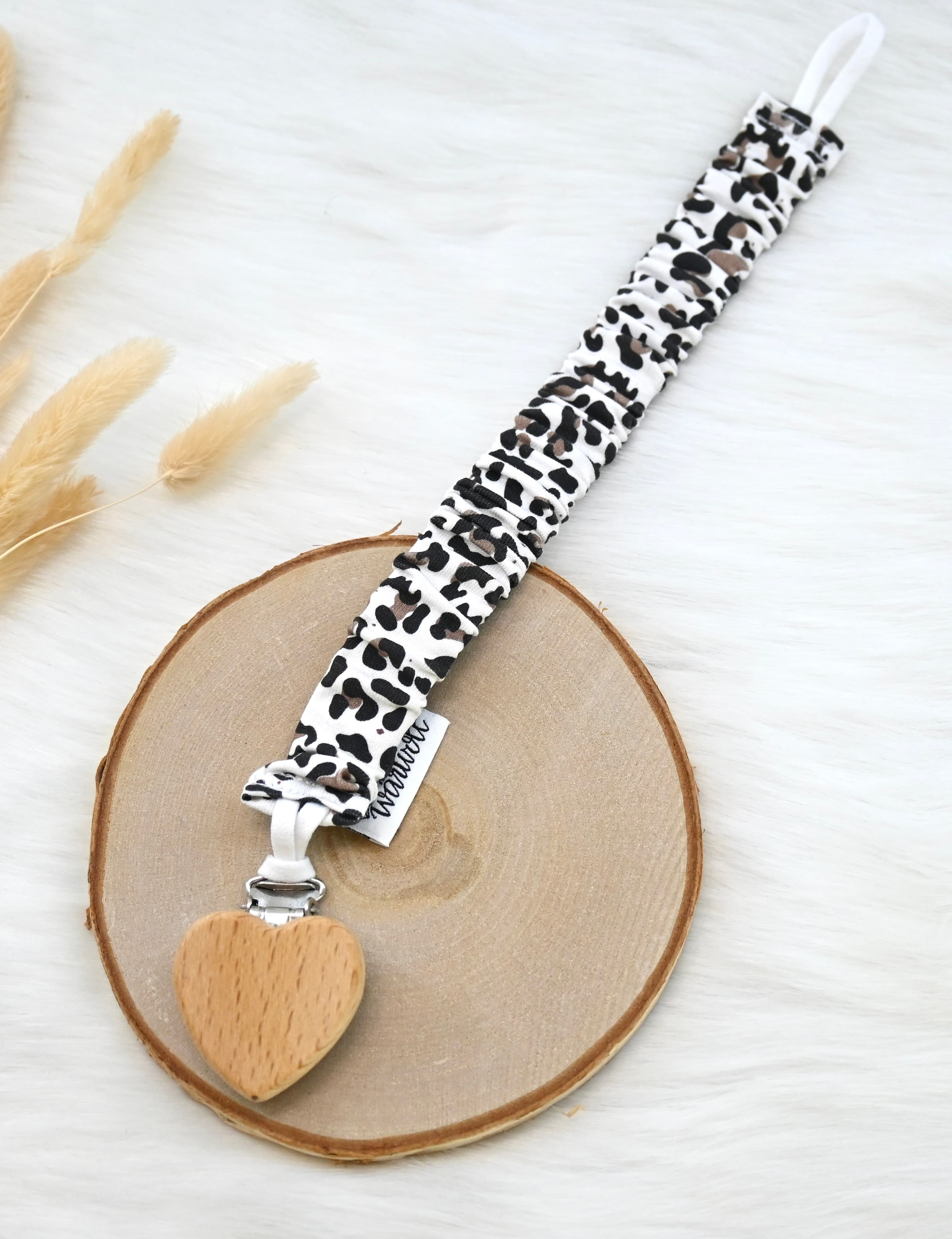 Nuggiband / Schnullerband „leo“ von wärtvoll handmade - Handgemacht in der Schweiz