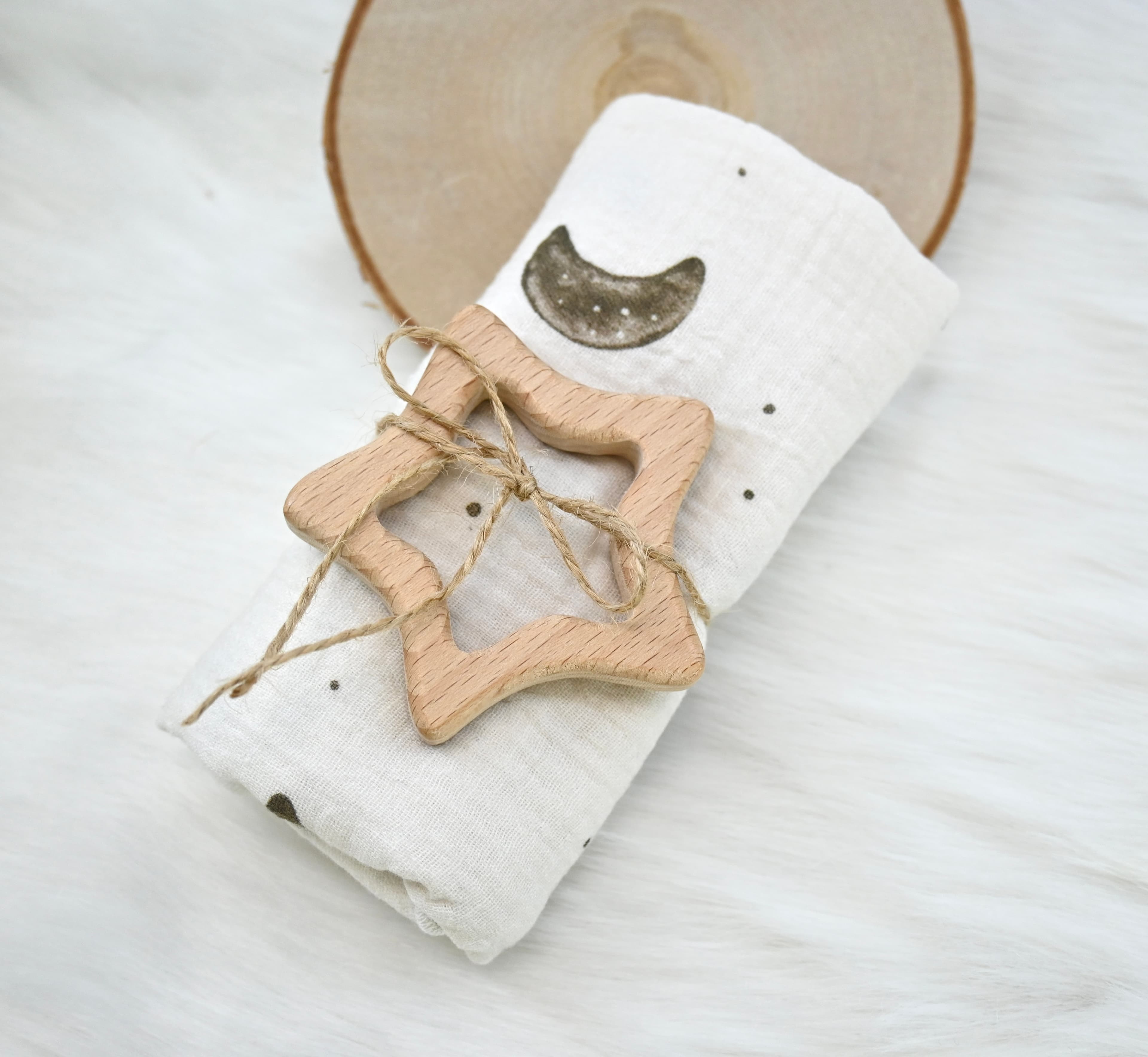 Nuscheli "moonlight" (mit Holz-Beissanhänger) von wärtvoll handmade - Handgemacht in der Schweiz