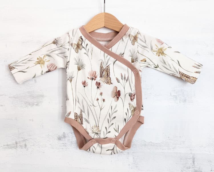 Wickel Body Schmetterlinge & Wildblumen 56 von Mis Herz by Scherzinger Baby - Handgemacht in der Schweiz