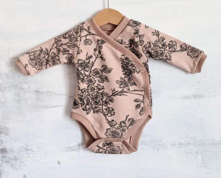 Wickel Body wild cherry blossom puderrosa/schwarz 56 von Mis Herz by Scherzinger Baby - Handgemacht in der Schweiz