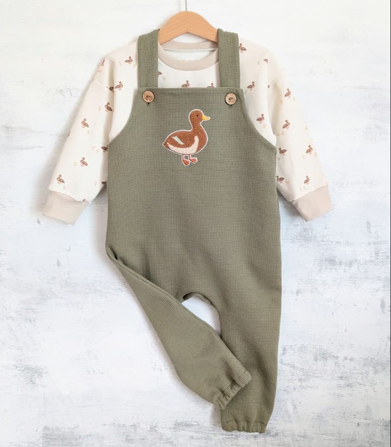 Set Latzhose & Oversized Sweater Wild Enten olive/hellbeige 92/98 von Mis Herz by Scherzinger Baby - Handgemacht in der Schweiz