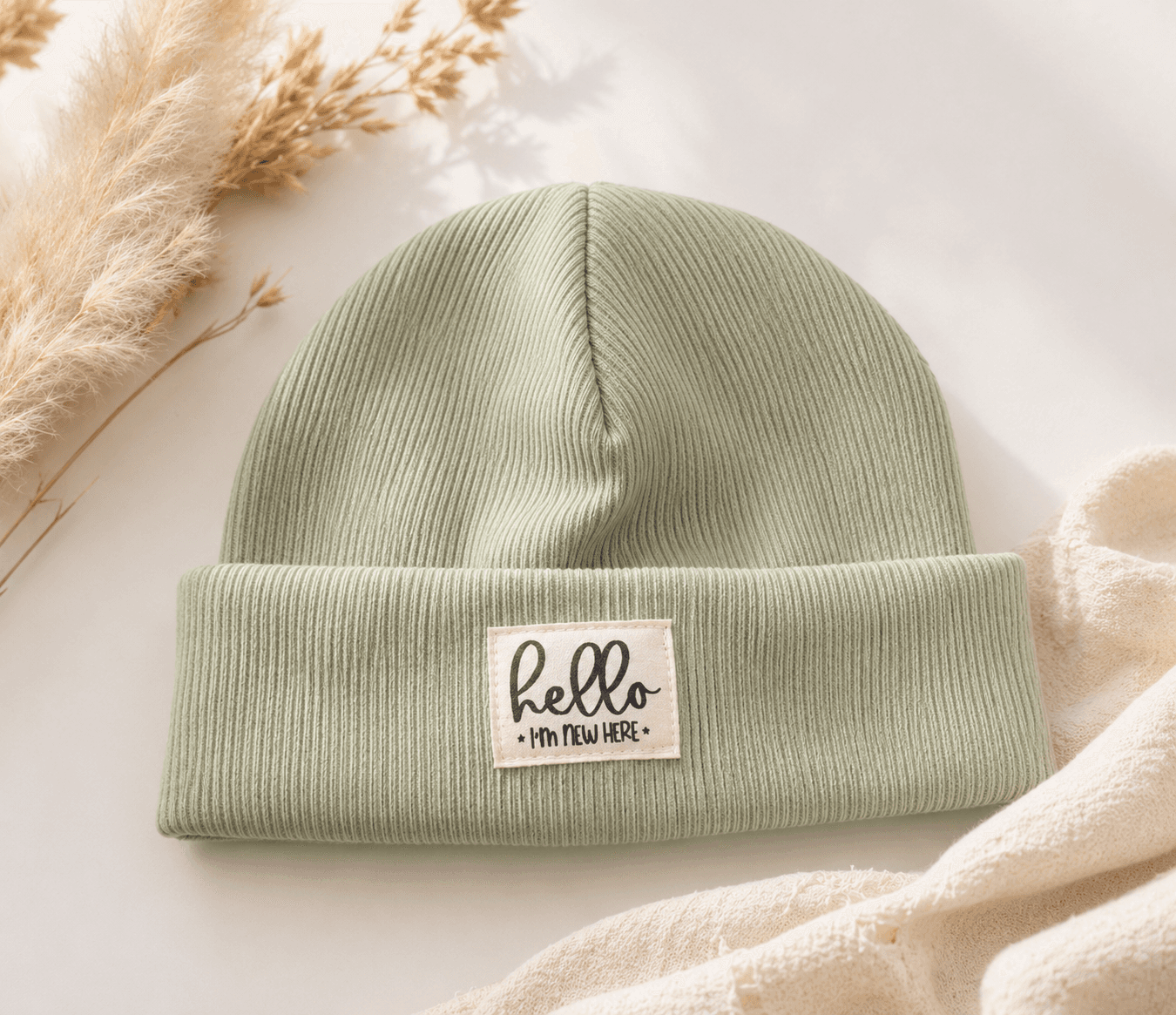 Hipster Beanie "hello i'm new here" dusty mint KU 38-43cm Newborn - 6 Monate von Mis Herz by Scherzinger Baby - Handgemacht in der Schweiz